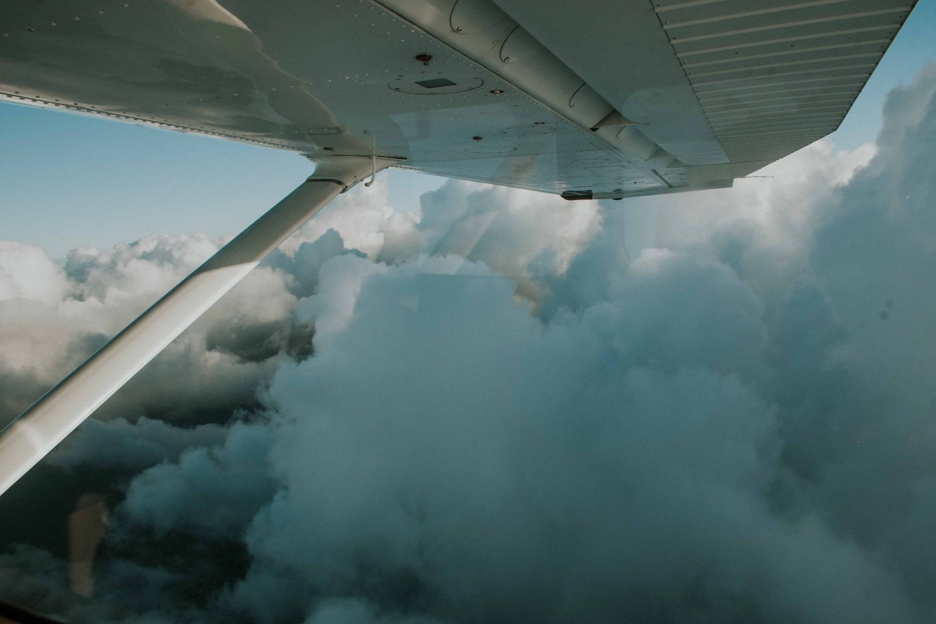 Flyvinge over skyerne