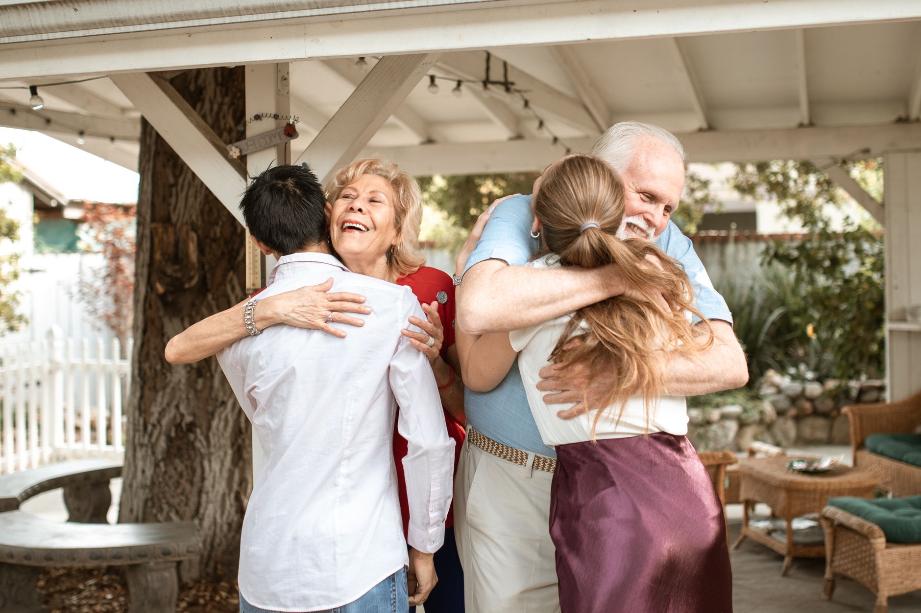 Familie krammer og griner sammen