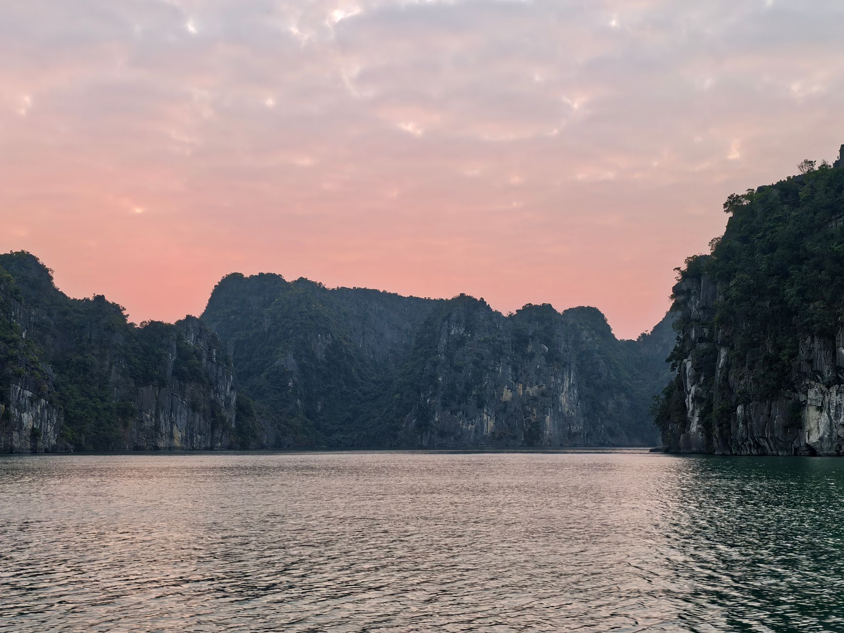 Solnedgang over klipperne i Ha Long Bay