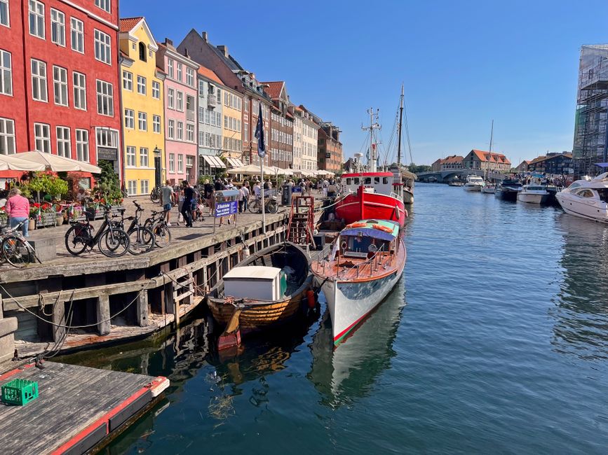 Nyhavn i København med farvede huse og både