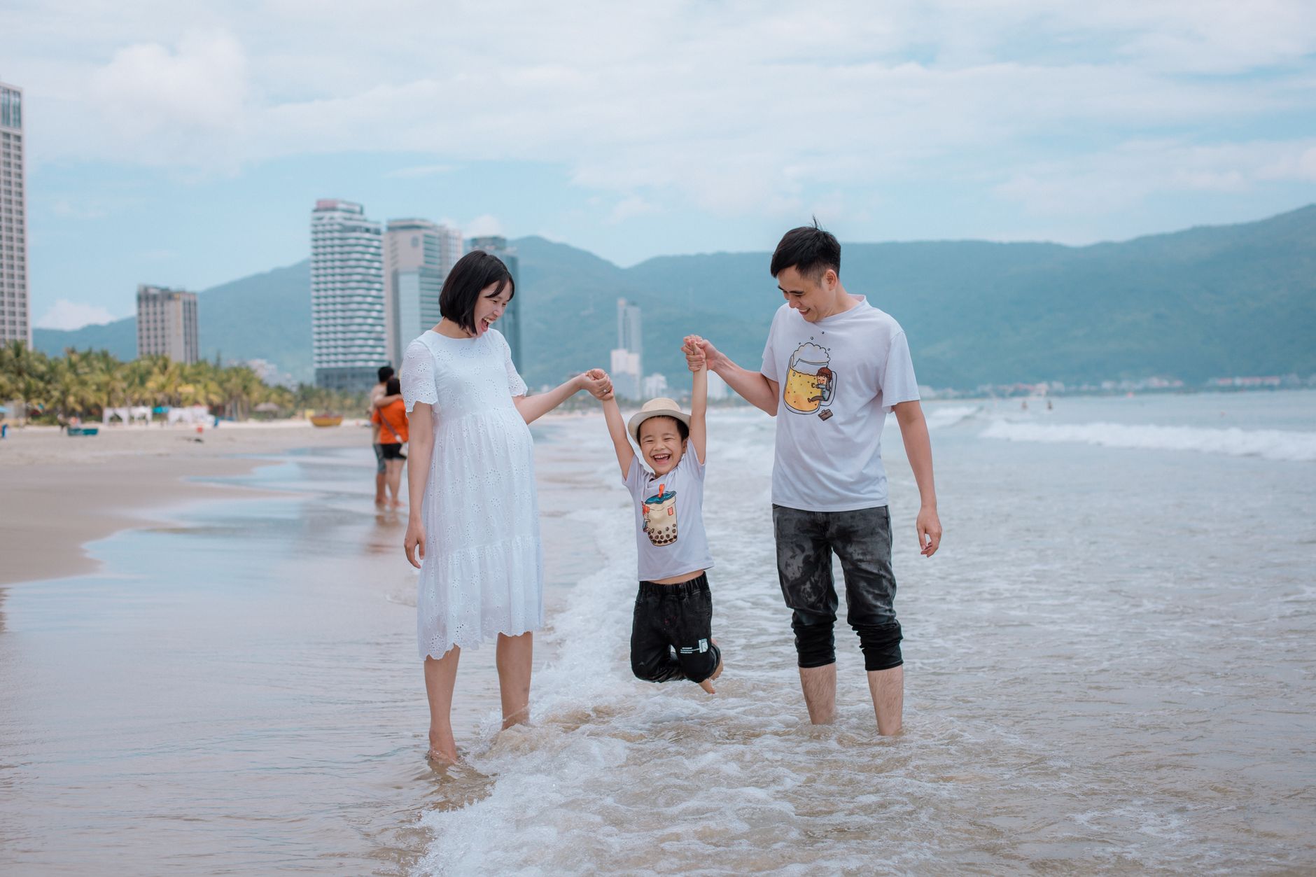 Familie på stranden i Da Nang